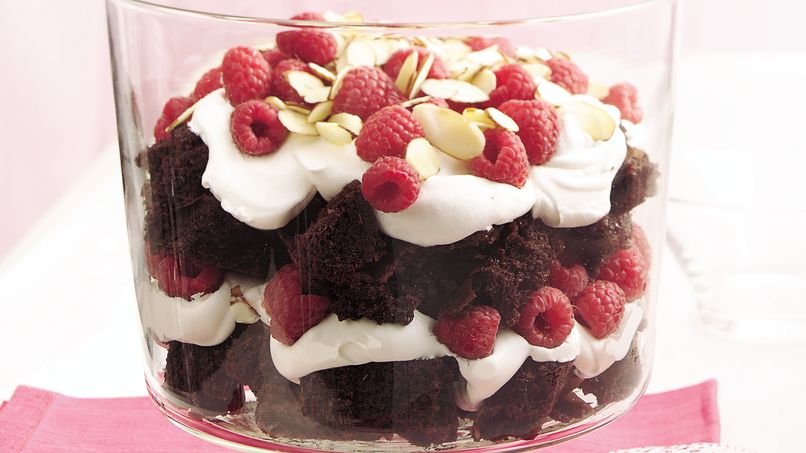 Alegra tus días con este rico trifle de pudín de chocolate, fresas y brownie